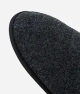 Pantuflas cerradas de poliéster color azul marino, con plantilla y forro de poliéster y suela de goma termoplástica.