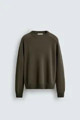 Jersey de punto con mezcla de lana y cashmere, de corte regular fit, cuello redondo y manga larga con acabados en rib.
