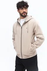 Campera con cierre de algodón y poliéster, color azul marino, con capucha ajustable mediante cordones trenzados en blanco y azul. Presenta un pequeño logo bordado en el pecho y bolsillos laterales.