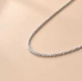 Gargantilla de plata 925 con diseño de cadena tipo popcorn, caracterizada por su textura granulada y acabado brillante.