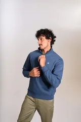 Buzo de cuello alto con cierre frontal parcial, manga larga y puños acanalados. Presenta el logo de la marca bordado en el pecho.