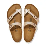 Sandalia Birkenstock modelo Mayari con diseño de dos tiras ajustables con hebillas metálicas y sujeción para el dedo. Presenta plantilla anatómica de corcho y suela de goma antideslizante.