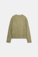 Jersey de punto con textura efecto cepillado, cuello en V y manga larga con terminaciones en rib.