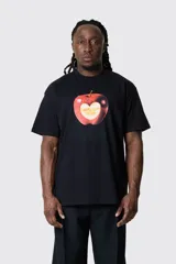 Remera de manga corta Carhartt WIP modelo S/S Spoiled, color negro, con cuello redondo y estampado fotográfico frontal de una manzana roja con un corazón tallado que muestra el logo de la marca.