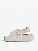 Sandalias Adidas Adifom Adilette XLG color beige, con diseño futurista y proporciones actualizadas. Cuenta con banda ajustable y estructura de una sola pieza de EVA biológico.