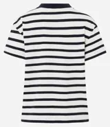 Remera de corte boxy confeccionada en algodón, con diseño de rayas horizontales en blanco y negro, cuello redondo en color negro contrastante y mangas cortas.