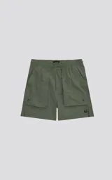 Bermuda técnica color verde militar, de calce oversize, confeccionada en poliéster liviano. Posee cintura elástica con cinturón de hebilla, cinco bolsillos, incluyendo dos bolsillos cargo con tapa en los laterales.