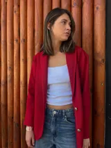 Blazer rojo de algodón, con solapas, dos botones dorados en el frente y puños con botones dorados.