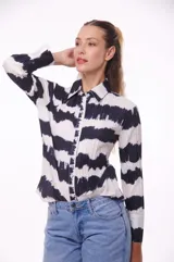 Camisa blanca con estampado floral azul, de corte clásico, cuello camisero y mangas largas.