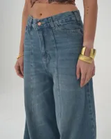 Pantalón de jean celeste de corte ancho con cintura alta y ruedo desflecado.