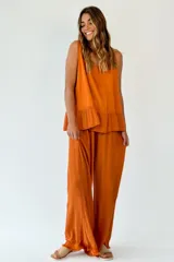 Pantalón fucsia de corte palazzo con textura arrugada.