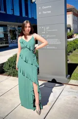 Vestido largo color verde con breteles finos, escote en V y volados diagonales.