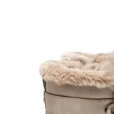 Borcegos de estilo urbano en color beige, confeccionados en material símil cuero. Presentan cordones al tono, ojales metálicos, cierre lateral interno y detalle de piel sintética en el borde superior. Cuentan con suela de goma con relieve antideslizante y taco medio con acabado símil madera.