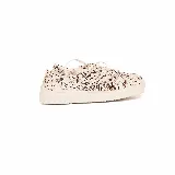 Championes bajos Duki con capellada de cuero natural con pelo estampado animal print y suela de goma blanca.