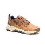 Championes Caterpillar modelo Grapple Leather, color tostado con detalles en marrón oscuro y suela de goma en tono crema. Presenta diseño robusto con paneles de cuero y malla, cordones al tono y logo de la marca en el lateral.