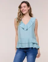 Blusa celeste de satén con textura arrugada, escote en V con volados y ruedo peplum de doble capa.