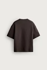 Sudadera de manga corta color crudo, corte relaxed fit, confeccionada en tejido interlock de algodón con cuello redondo.