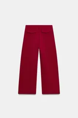 Pantalón de tiro medio y corte ancho, confeccionado en hilatura de algodón, con cintura elástica.