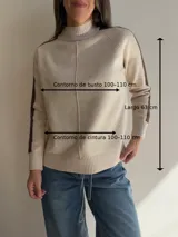 Sweater de tejido de punto en color beige con cuello alto y costura central vertical. Presenta mangas ranglan con una franja lateral en color marrón oscuro que genera contraste, y terminaciones en tejido acanalado en puños y ruedo.