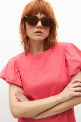 Remera fucsia de algodón con mangas cortas abullonadas.