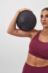 Top deportivo negro con espalda cruzada en cuatro tiras y almohadillas removibles.