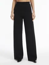 Pantalón negro de lana, corte recto y talle alto.