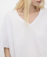 Camiseta de algodón con corte evasé, escote en V y manga japonesa sobre el codo.