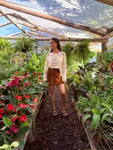 Buzo tejido color crudo con mangas largas y calado en el frente.