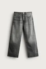 Jeans de denim de algodón en color azul con efecto desgastado, tiro medio y corte recto de ajuste holgado (loose fit). Cuenta con diseño clásico de cinco bolsillos y cierre frontal con cremallera y botón.