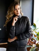 Campera puffer reversible negra, marca Michael Kors, con cierre frontal y bolsillos laterales. Incluye bolsa autoportante.