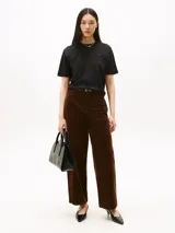 Remera de corte amplio y silueta holgada, confeccionada en puro algodón con tejido de punto interlock. Presenta cuello redondo, hombros ligeramente caídos y el logo de la marca bordado en el pecho.