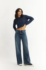 Sweater azul marino de punto trenzado, corte crop y mangas largas.