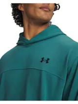 Buzo con capucha Under Armour Rival LW, color verde petróleo, confeccionado en tejido French Terry ligero. Presenta diseño de hombros caídos, bolsillos laterales abiertos, puños y bajo acanalados, y logotipo bordado en el pecho.