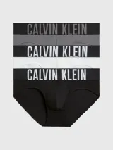 Pack de tres slips para hombre, confeccionados en microfibra de poliéster reciclado y elastano. El slip visible es de color gris liso con cinturilla elástica negra que lleva el logo de Calvin Klein en gris.