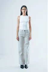 Pantalón de jean corte wide leg, color beige con estampado de rayas verticales finas. Presenta tiro alto, cierre frontal con botón y bolsillos laterales.