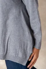 Buzo de corte relajado y cuello redondo, con detalles de costura vertical en la parte inferior y puños acanalados en las mangas.