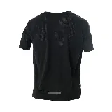 Remera deportiva negra de corte holgado, con cuello redondo y mangas cortas.