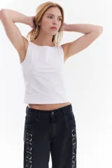 Top negro de corte al cuerpo, sin mangas, con escote redondo y diseño liso.