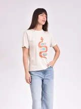 Remera de manga corta color gris topo, con cuello redondo y estampado frontal con temática espacial que incluye texto "YOU ARE MY UNIVERSE" y figuras de estrellas, planetas y platillos voladores.