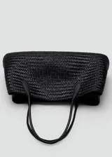 Bolso grande de diseño trenzado en color negro, con asas cortas para hombro y cierre de botón magnético.