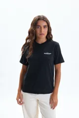 Remera negra de manga corta con cuello redondo y estampado frontal que dice "EDINBURGH" en blanco.