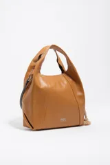Bolso mediano Bimba y Lola modelo Paper, color tostado, con doble asa de mano, correa ajustable y detalle de tirador con borla de cuerda.