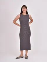 Vestido midi de tejido acanalado, color gris oscuro, con cuello redondo y diseño sin mangas, de corte ajustado al cuerpo.