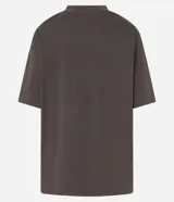 Remera de algodón con efecto lavado vintage, cuello redondo y mangas cortas. Presenta una estampa frontal contrastante con diseño de una mujer montando a caballo y lettering con la palabra Cowgirl.
