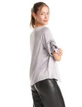 Blusa de satén color azul marino con escote en V y mangas cortas con tres capas de volados superpuestos.