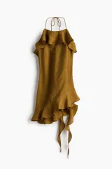 Vestido corto tostado de tiras finas halter, con escote decorado con volado amplio y bajo asimétrico con volado y tiras colgantes.