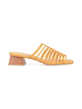 Sandalia color mango de tiras finas y diseño trenzado en la parte superior, con taco ancho de madera y puntera cuadrada.