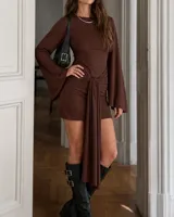 Vestido corto marrón de corte ajustado, con mangas largas acampanadas, cuello redondo y detalle de nudo frontal con caída drapeada.