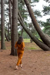 Mono color ocre de gabardina 100% algodón, con corte clásico, cierre frontal completo, pantalón largo con bolsillos, manga corta y cintura fruncida en la espalda.