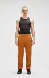 Pantalon de corte recto con cintura elastizada y cordón de ajuste, confeccionado en tela de algodón con textura tipo lino. Presenta bolsillos laterales y un diseño holgado y cómodo.